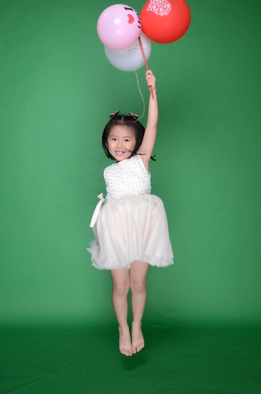 Artysta podczas tworzenia rysunku w nowoczesnym studiu