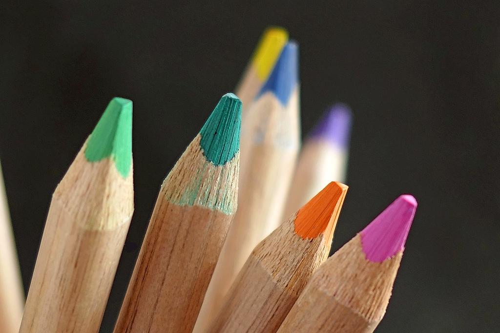 Techniki cieniowania ołówkiem na szkicu twarzy